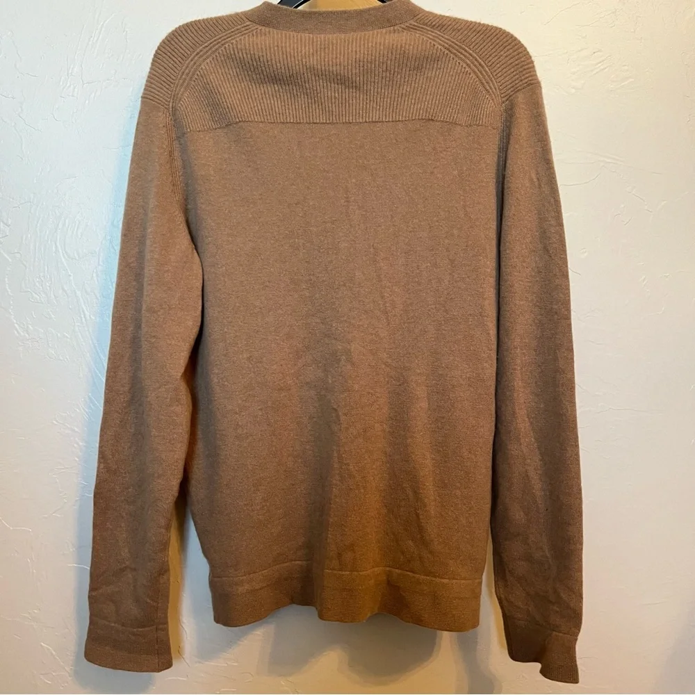 THEORY Mens Donners 100% Cashmere V-Neck Sweater in Camel Sz M Minimalist Luxury